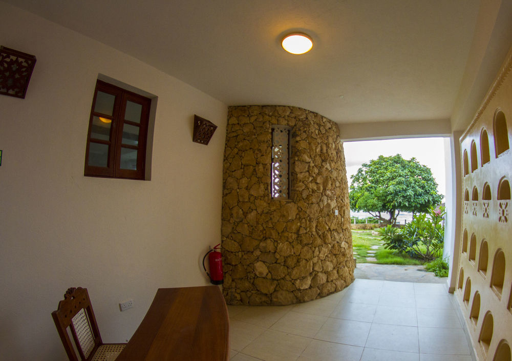 Hill Park Hotel - Tiwi Beach Exterior foto